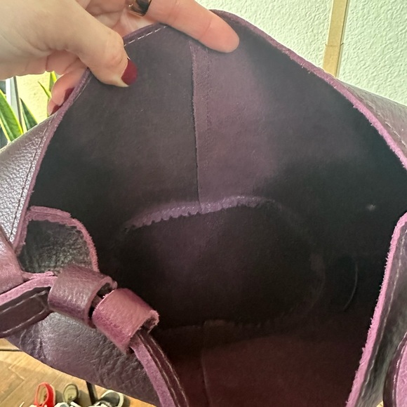 Portland Leather | Elegant Purple Leather Bucket Bag - Picture 5 of 10